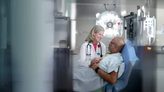 Patient with smiling doctor in the emergency room