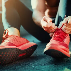 runner tying shoes