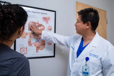 Dr. Iswanto Sucandy Showing patient diagram.