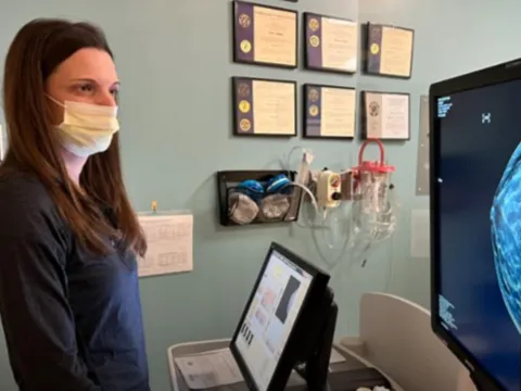 AdventHealth Radiologist analyzes a patient’s imagery and compares it to the AI software’s scorecard assessment.