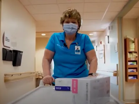 Recovered COVID-19 patient pays it forward by volunteering on unit that treated her