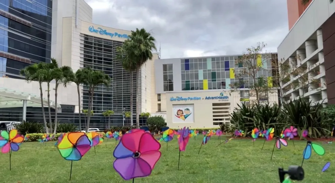 Hundreds of pinwheels adorn AdventHealth – honoring Central Floridians who passed and saved lives through organ donation in 2021